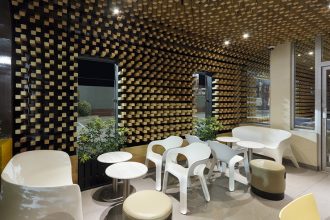 “McCafé El Zapote presenta un espacio abierto rodeado de una piel tridimensional uniforme, formada por miles de bloques de madera que expresan tres conceptos principales.”