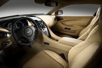 "Con el nuevo Vanquish, Aston Martin, marca inglesa que acaba de cumplir 100 años, entrega la comodidad que toda persona busca en un vehículo de lujo, pero le agrega la velocidad y modernidad propias de un súper deportivo."