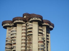 “Arquitecto. Se le considera una de las figuras más influyentes y admiradas en la arquitectura española de la segunda mitad del siglo XX.”