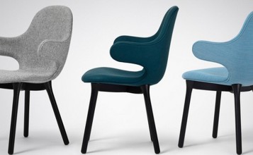 "El diseñador español Jaime Hayón ha creado para la marca danesa &tradition una silla con brazos que se extienden desde el alto respaldo como una invitación a sentarse"