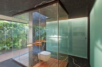 “El proyecto se desarrolla en una zona de usos mixtos con saturación tanto visual como auditiva, aunado a esto, la actividad profesional del cliente genera mucha tensión, es por eso que el espacio requirió caracteristicas especiales.”