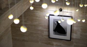 “A través de la arquitectura, el diseño y la gastronomía, el hotel Das Stue en Berlín ofrece una experiencia única que conquista todos los sentidos.”