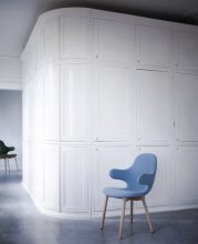 "El diseñador español Jaime Hayón ha creado para la marca danesa &tradition una silla con brazos que se extienden desde el alto respaldo como una invitación a sentarse"