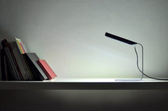 “Estiluz y Boo in Barcelona presentan Folio, una lámpara de sobremesa diseñada por Pablo Figuera, realizada a partir de una única plancha de aluminio anodizado moldeada hasta dar con una forma sencilla y funcional.”