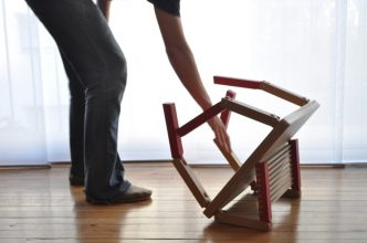 “La Silla Viva, del arquitecto Guillermo Cameron Mac Lean, nace para ser actriz. La pieza consta de articulaciones en sus patas y respaldo, pudiendo plegarse para ser utilizada en diferentes posiciones.”