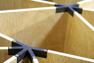 “Apoyado en las estructuras geométricas que dibujan los nenúfares, el diseñador español con sede en Chile Ignacio Hornillos, busca, en su abstracción y regulación, el diseño de una mesa actual mediante inspiraciones naturales.”