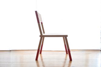 “La Silla Viva, del arquitecto Guillermo Cameron Mac Lean, nace para ser actriz. La pieza consta de articulaciones en sus patas y respaldo, pudiendo plegarse para ser utilizada en diferentes posiciones.”