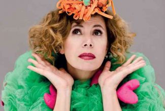 “Diseñadora de moda. Con unos diseños atrevidos y llenos de colorido, es una de las creadoras más reconocidas, nacional e internacionalmente.”