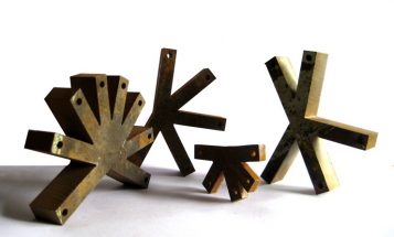 “Apoyado en las estructuras geométricas que dibujan los nenúfares, el diseñador español con sede en Chile Ignacio Hornillos, busca, en su abstracción y regulación, el diseño de una mesa actual mediante inspiraciones naturales.”