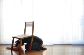 “La Silla Viva, del arquitecto Guillermo Cameron Mac Lean, nace para ser actriz. La pieza consta de articulaciones en sus patas y respaldo, pudiendo plegarse para ser utilizada en diferentes posiciones.”