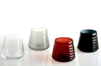 “Pocos son los diseñadores que pueden decir como Héctor Esrawe que han llegado ha ser reconocidos tanto en su país como en el extranjero. Él estudió Diseño Industrial en La Universidad Iberoamericana ,y graduándose comienza con el proyecto que le cambió la vida ; fundó la firma Esrawe Studio.”
