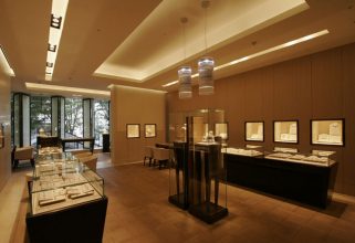 “Bulgari ha decidido celebrar sus 20 años de presencia en Japón con la apertura de dos grandes tiendas.”