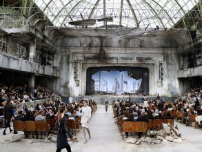 “Chanel quería impresionar y lo logró... como siempre. El Grand Palais de París fue la sede para mostrar prendas de organza, lentejuela y tul de seda con destellos en plata y cristal. Así es la mujer Chanel para el otoño-invierno 2013-2014.”