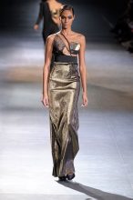 “La ropa, los accesorios y el maquillaje llegan en reflejos de oro, plata y bronce.”