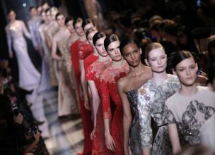 “El diseñador libanés ha presentado en París su colección Alta Costura para la próxima Primavera-Verano 2013 y como siempre, su muestra ha sido fascinante gracias a los espectaculares vestidos joya que sólo él sabe crear.”