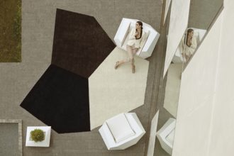 “Toda su colección viene firmada por los más importante diseñadores nacionales e internacionales. Sin ir más lejos, ¿reconocéis las flores garabateadas de esta alfombra?”