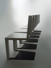 “El estudio de diseño Duffy London ha creado esta silla que, a primera vista, parece desafiar la gravedad.”
