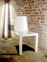 “El estudio de diseño Duffy London ha creado esta silla que, a primera vista, parece desafiar la gravedad.”