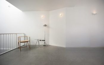 “Creada por el diseñador español Ignacio Hornillos, la silla está construida únicamente con madera contrachapada.”