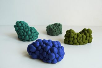 “Pareciera que las piezas de esta serie, creada por el diseñador de interiores Maarten De Ceulaer no fueron hechas por manos.”