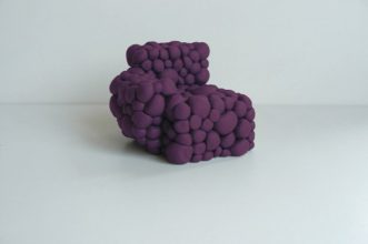 “Pareciera que las piezas de esta serie, creada por el diseñador de interiores Maarten De Ceulaer no fueron hechas por manos.”