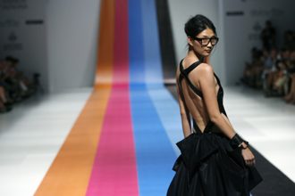 “El diseñador de moda femenina Alex Vidal se formó en diseño y patronaje en la Escuela Guerrero de Barcelona.”