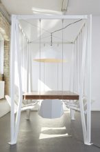 “Christopher Duffy, del estudio de diseño Duffy London, ha creado esta mesa columpio.”