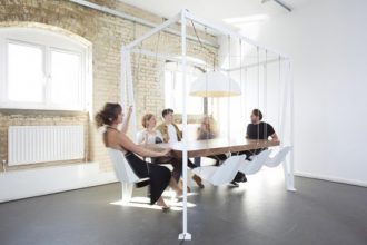 “Christopher Duffy, del estudio de diseño Duffy London, ha creado esta mesa columpio.”