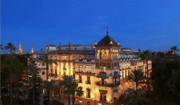 “Con el histórico hotel Alfonso XIII ha ocurrido lo mismo, tuvo que cerrar sus puertas en la primavera de 2011 para empezar a vivir (o continuar viviendo) con un impulso renovado.”