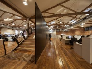 “El encargo para Landini Associates era restaurar la antigua nave industrial de Collingwood en la nueva sede base para T2.”