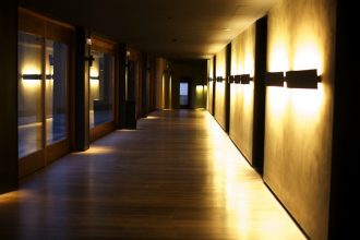 "Así se presentan las amplias habitaciones del Hotel Alma Pamplona, de generosos ventanales y elegantes hechuras."