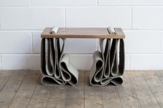 “A partir del estudio de las características de estos materiales, el diseñador Sam Jennings comenzó a preguntarse si el uso de un material alternativo con cualidades contrastantes.”