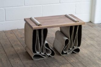 “A partir del estudio de las características de estos materiales, el diseñador Sam Jennings comenzó a preguntarse si el uso de un material alternativo con cualidades contrastantes.”