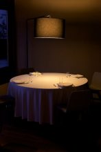 "Así se presentan las amplias habitaciones del Hotel Alma Pamplona, de generosos ventanales y elegantes hechuras."