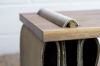 “A partir del estudio de las características de estos materiales, el diseñador Sam Jennings comenzó a preguntarse si el uso de un material alternativo con cualidades contrastantes.”
