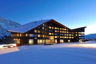 “En el 2008 JVA ganó el concurso para el nuevo plan maestro de Myrkdalen, una estación de esquí cerca de Voss. El hotel Myrkdalen es el primer proyecto del plan maestro que se realiza.”
