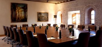 “Viñas a orillas del Duero, una Abadía milenaria, un hotel de máximo lujo: Hotel Abadía Retuerta LeDomaine.”