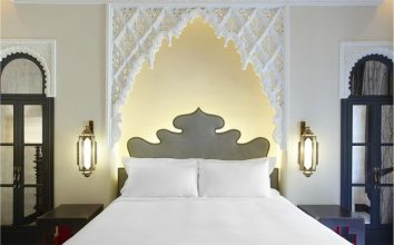 “Con el histórico hotel Alfonso XIII ha ocurrido lo mismo, tuvo que cerrar sus puertas en la primavera de 2011 para empezar a vivir (o continuar viviendo) con un impulso renovado.”