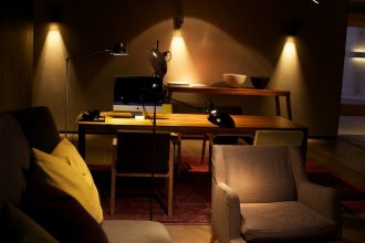"Así se presentan las amplias habitaciones del Hotel Alma Pamplona, de generosos ventanales y elegantes hechuras."