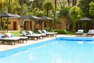 “Con el histórico hotel Alfonso XIII ha ocurrido lo mismo, tuvo que cerrar sus puertas en la primavera de 2011 para empezar a vivir (o continuar viviendo) con un impulso renovado.”