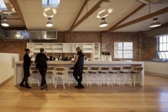 “El encargo para Landini Associates era restaurar la antigua nave industrial de Collingwood en la nueva sede base para T2.”
