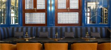 “Con el histórico hotel Alfonso XIII ha ocurrido lo mismo, tuvo que cerrar sus puertas en la primavera de 2011 para empezar a vivir (o continuar viviendo) con un impulso renovado.”