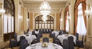 “Con el histórico hotel Alfonso XIII ha ocurrido lo mismo, tuvo que cerrar sus puertas en la primavera de 2011 para empezar a vivir (o continuar viviendo) con un impulso renovado.”