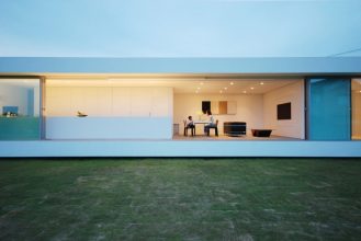 "Situado en el paisaje rural de Fukui, se creó esta residencia para una pareja joven con un niño y su abuela."