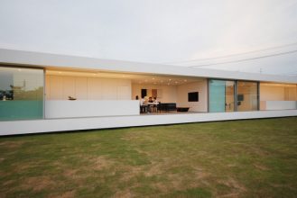 "Situado en el paisaje rural de Fukui, se creó esta residencia para una pareja joven con un niño y su abuela."