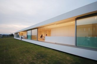 "Situado en el paisaje rural de Fukui, se creó esta residencia para una pareja joven con un niño y su abuela."