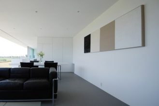 "Situado en el paisaje rural de Fukui, se creó esta residencia para una pareja joven con un niño y su abuela."