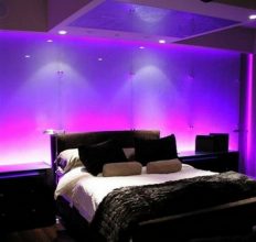 "Decoración de Interiores: Integrar la luz en el cabecero es relativamente sencillo."