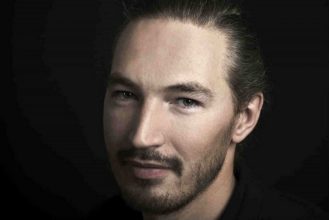 "Más allá de las películas románticas de Hollywood, en la vida real algunas cosas pasan y sí, superan a la ficción."