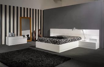 El color es fundamental en la decoración y, en un dormitorio, su elección debe estar al servicio del descanso. A la hora de pintar las paredes, elige tonos claros, suaves y cálidos, como la propia piel. Éste es el caso del beige, el garbanzo, el crema, el amarillo pajizo o el salmón. También resultan envolventes los grises cálidos, los verdes agua y los turquesas. Se recomienda evitar los tonos vibrantes o chillones, por sofisticados que sean.